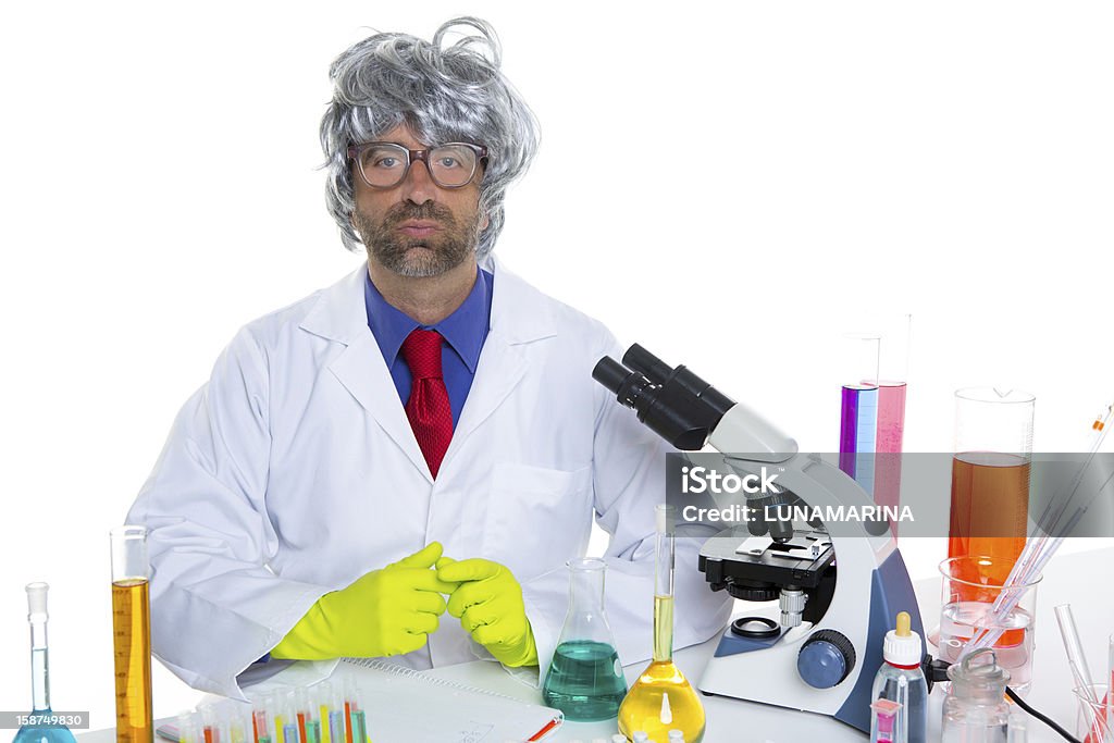 Nerd loco Retrato de hombre científico trabajando en laboratorio - Foto de stock de Adulto libre de derechos