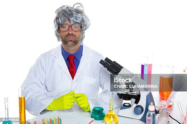 Nerd Loco Retrato De Hombre Científico Trabajando En Laboratorio Foto de stock y más banco de imágenes de Adulto