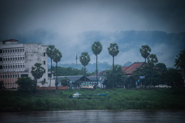 blick vom ufer des mekong-flusses nakhon phanom sieht gebäude und palmen an den ufern der provinz khammouane, laos - moscow river stock-fotos und bilder