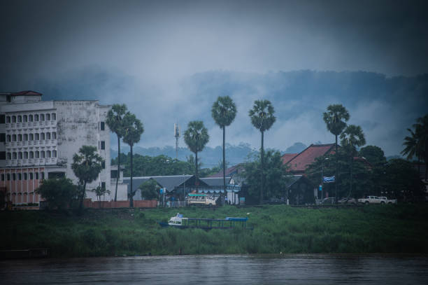 widok z brzegu rzeki mekong nakhon phanom widzi budynki i palmy ustawione nad brzegiem prowincji khammouane w laosie - moscow river zdjęcia i obrazy z banku zdjęć