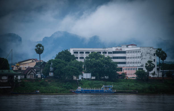 blick vom ufer des mekong-flusses nakhon phanom sieht gebäude und palmen an den ufern der provinz khammouane, laos - moscow river stock-fotos und bilder