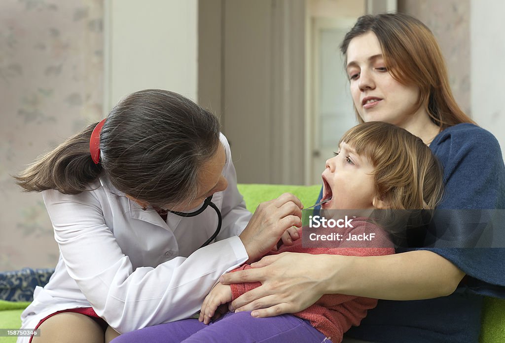 mature bambini medico esamina il bambino di 2 anni - Foto stock royalty-free di Bambine femmine