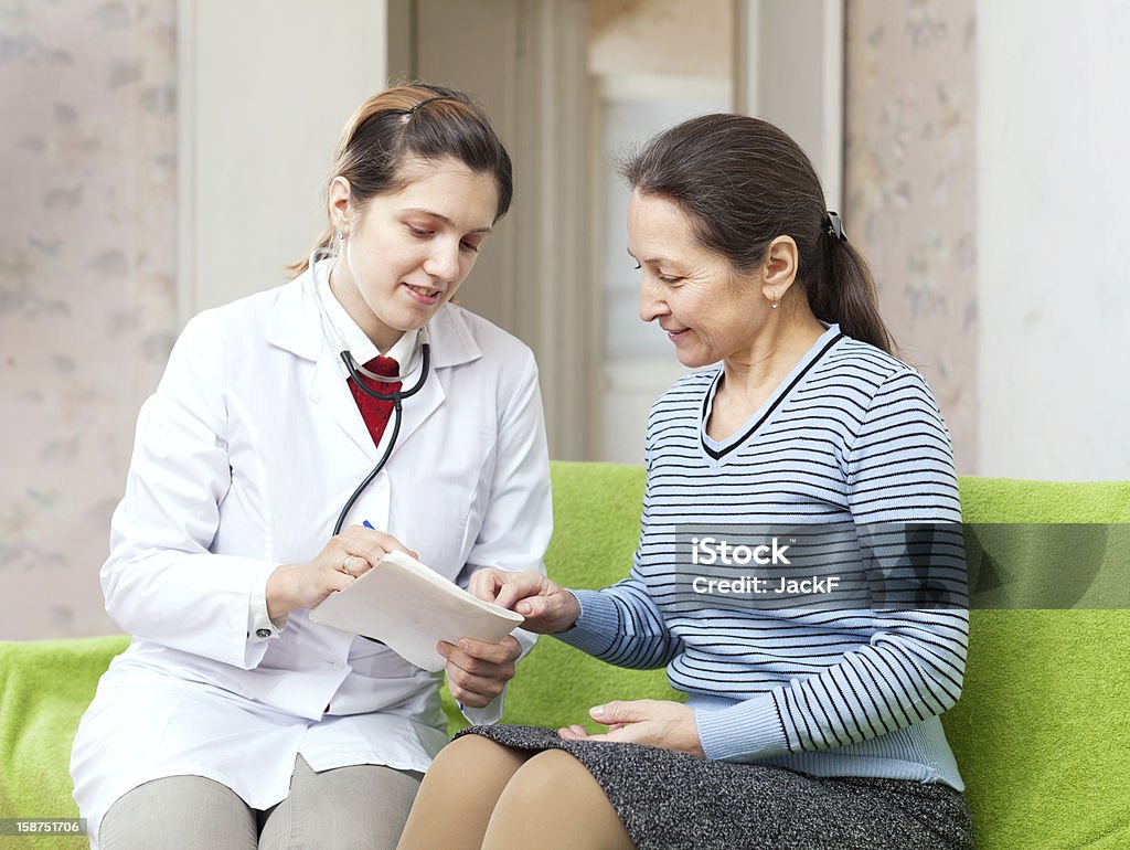 Este médico examinar mujer madura - Foto de stock de 40-49 años libre de derechos