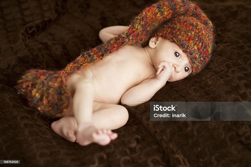 Retrato de bebê recém-nascido em um chapéu de lã - Foto de stock de Bebê royalty-free