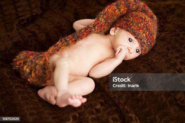 Foto de Retrato De Bebê Recémnascido Em Um Chapéu De Lã e mais fotos de stock de Bebê - Bebê, Beleza, Calor