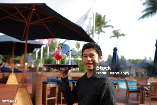 Asian Cameriere Che Serve I Drink A Bordo Piscina - Fotografie stock e altre immagini di Adulto - Adulto, Alchol, Ambientazione esterna