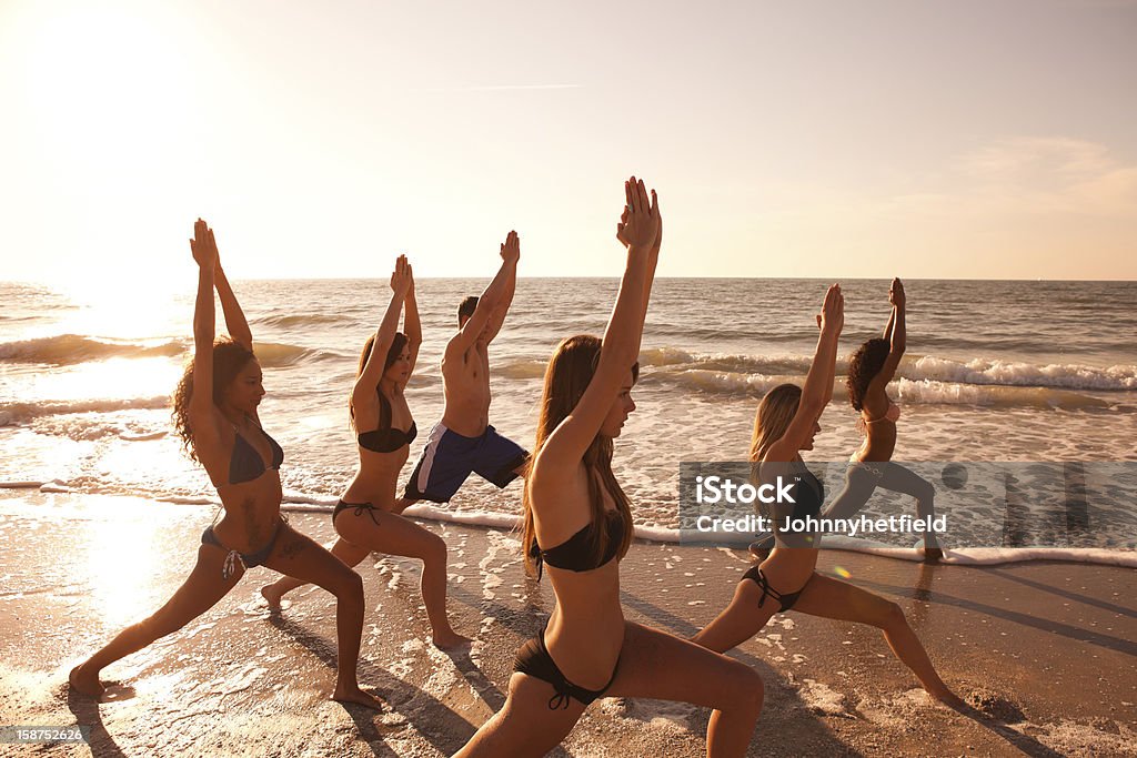 Йога на пляже с класса - Стоковые фото Йога роялти-фри
