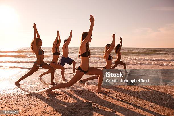 Yoga Bei Sonnenuntergang Stockfoto und mehr Bilder von Yoga - Yoga, Schlagschatten, Sonnenuntergang