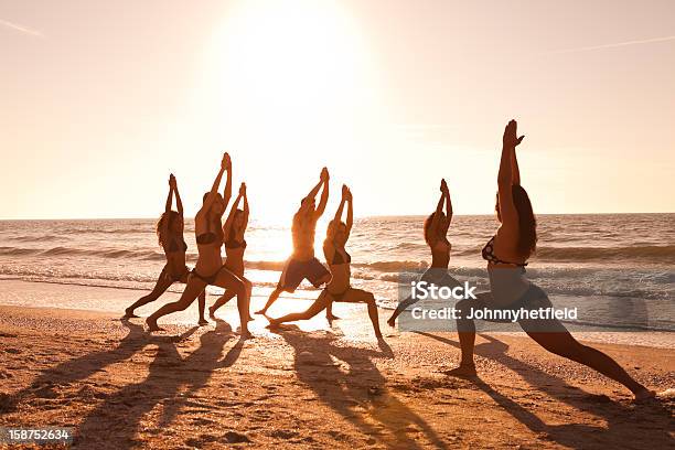 Profesor De Yoga En La Playa Con Una Clase Foto de stock y más banco de imágenes de Actividades recreativas - Actividades recreativas, Actividades y técnicas de relajación, Adolescente