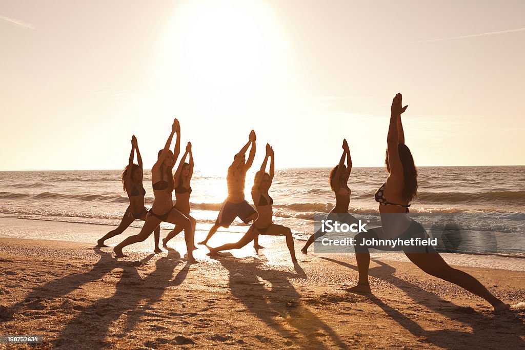 Maître de Yoga sur la plage avec une classe - Photo de Activité de loisirs libre de droits