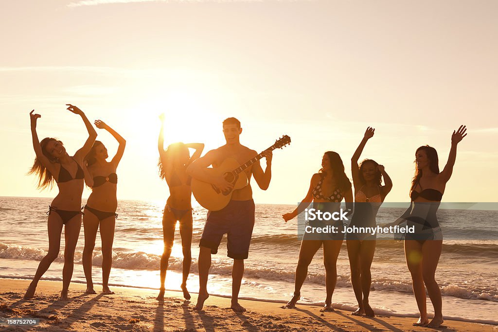 Multi étnica fiesta de playa - Foto de stock de Actividades recreativas libre de derechos