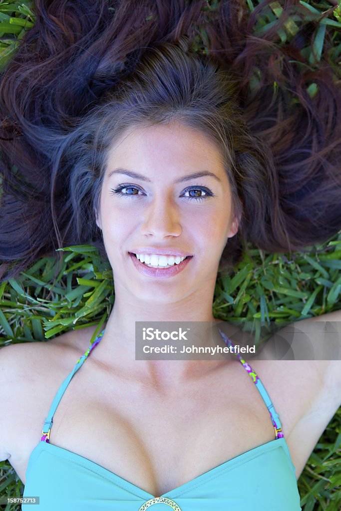 美しい若い笑顔の女性 - 1人のロイヤリティフリーストックフォト