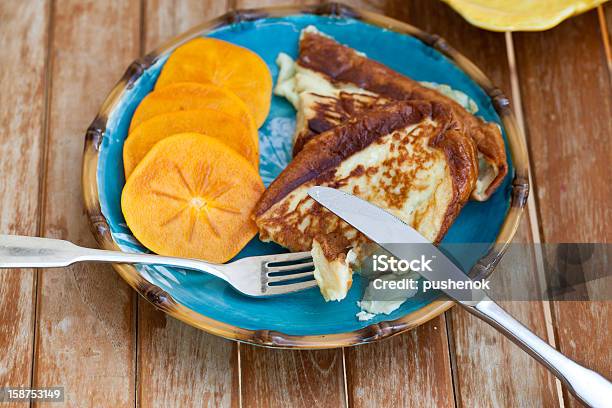 Toast Alla Francese Con Fette Persimmon - Fotografie stock e altre immagini di Alimentazione sana - Alimentazione sana, Arancione, Blu