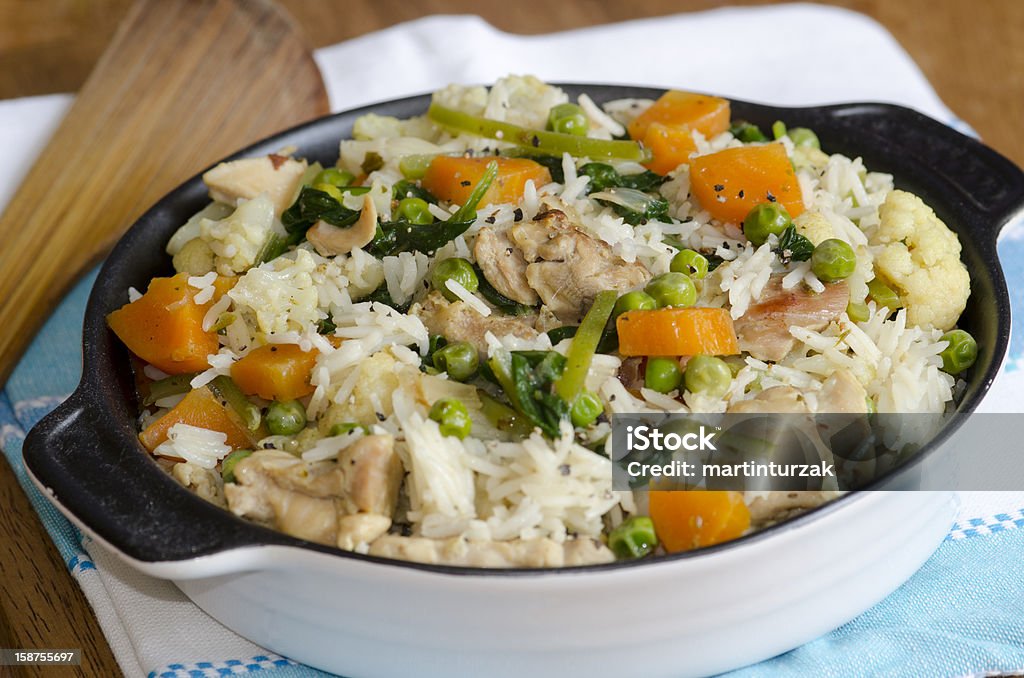 チキン、野菜のピラフ - エンドウ豆のロイヤリティフリーストックフォト