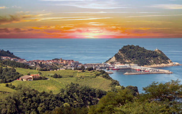 zarautz am meer - vizcay stock-fotos und bilder