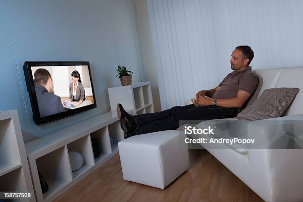 Casa De Hombre Mirando Películas Payperview Foto de stock y más banco de imágenes de Acogedor - Acogedor, Adulto, Arte cultura y espectáculos