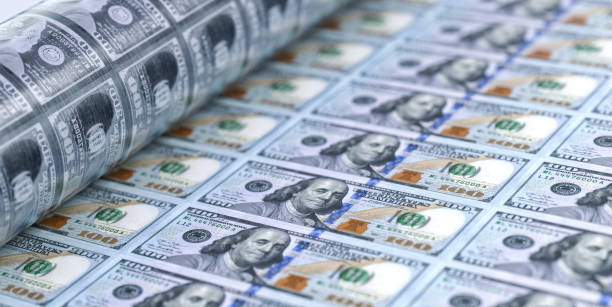 impresión de billetes de 100 dólares de los estados unidos con la imprenta de dinero estadounidense - government spending fotografías e imágenes de stock