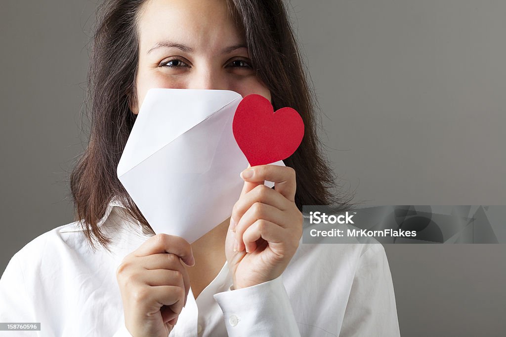 Donna con cuore e busta - Foto stock royalty-free di Lettera d'amore