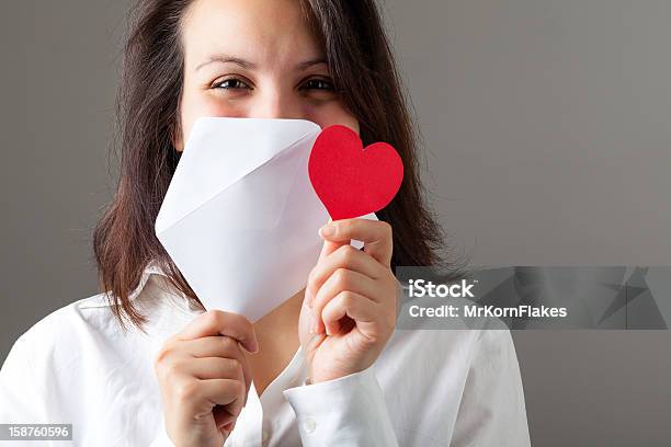 Donna Con Cuore E Busta - Fotografie stock e altre immagini di Lettera d'amore - Lettera d'amore, Donne, Solo una donna