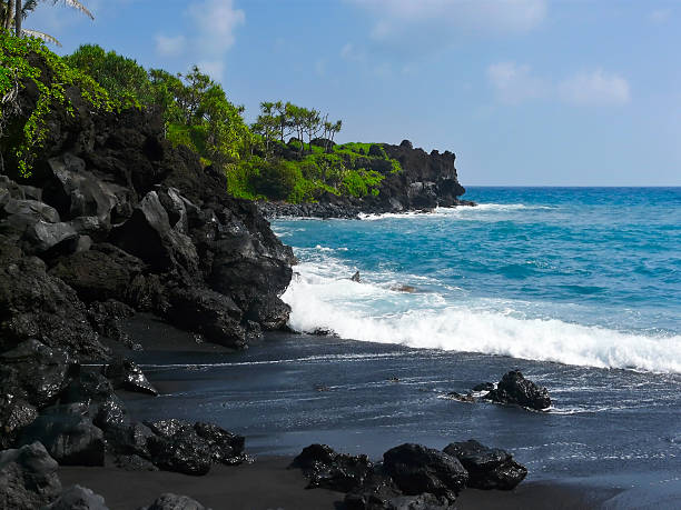 Playa de arenas volcánicas de Hawai, negro - foto de stock