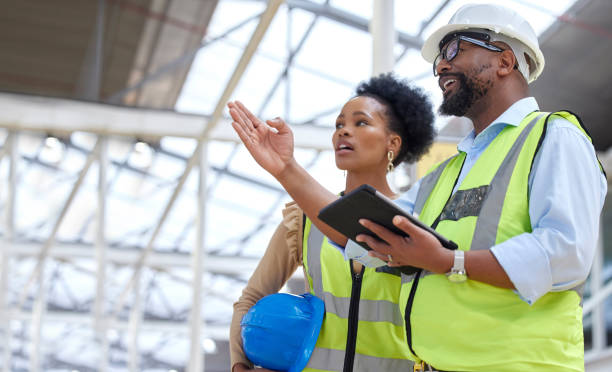 bauteam, tablet und inspektionsplanung von ingenieuren auf der baustelle. zusammenarbeit, architektenarbeiter und kommunikation zusammen mit bau- und industrieprojekt mit konversation - building contractor computer internet construction worker stock-fotos und bilder