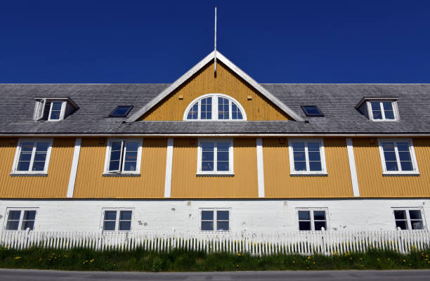 façade coloniale de l’ancien hôpital, vieille ville de nuuk, groenland - mer du labrador photos et images de collection