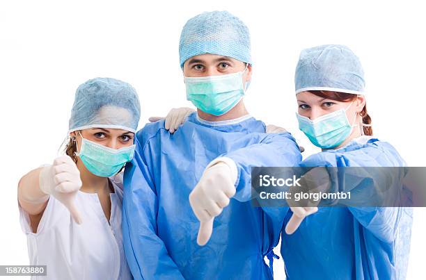 Foto de Equipe Médica Mostrando Os Polegares Para Baixo e mais fotos de stock de Azul - Azul, Cirurgia, Cirurgião