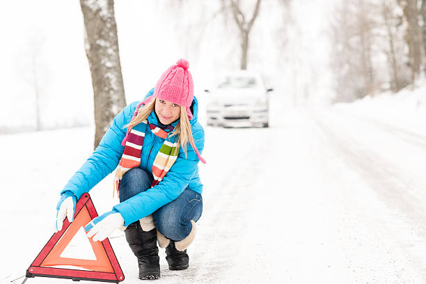 woman て車冬警告トライアングルブレークダウン - car winter road reflector snow ストックフォトと画像