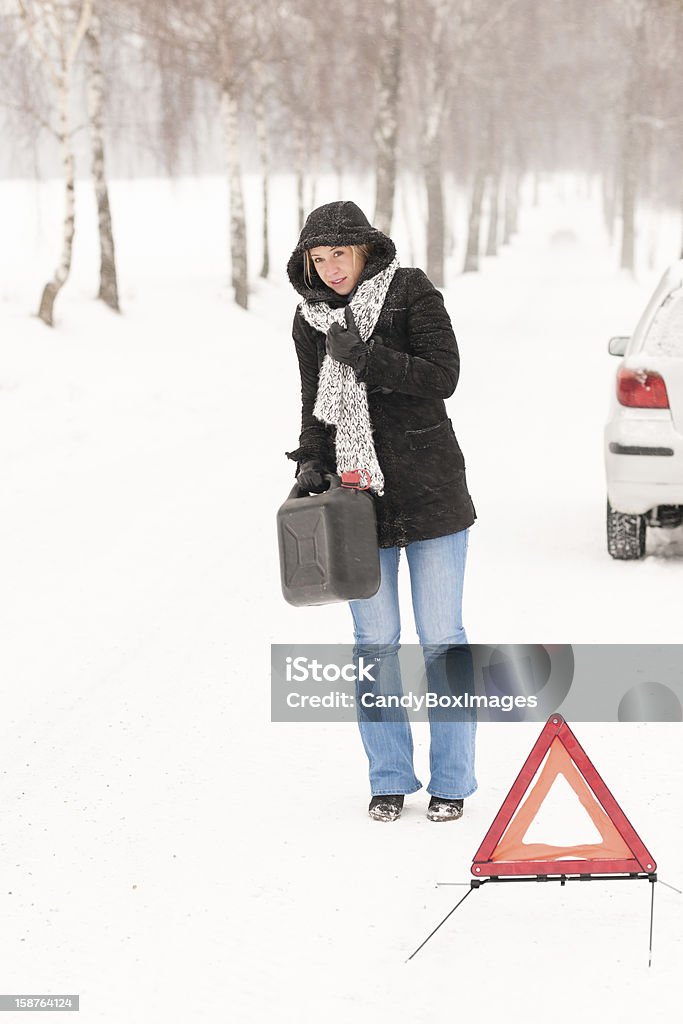 Kobieta chodzić z gazu Samochód śniegu - Zbiór zdjęć royalty-free (Awaria samochodu)