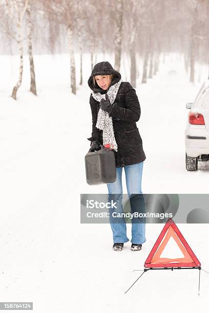 Mulher A Andar Com Lata De Gasolina Carro Neve - Fotografias de stock e mais imagens de A nevar - A nevar, Abastecer, Adulto