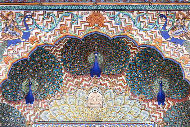 украшенный павлин archway в городской дворец, джайпур, индия - jaipur city palace стоковые фото и изображения
