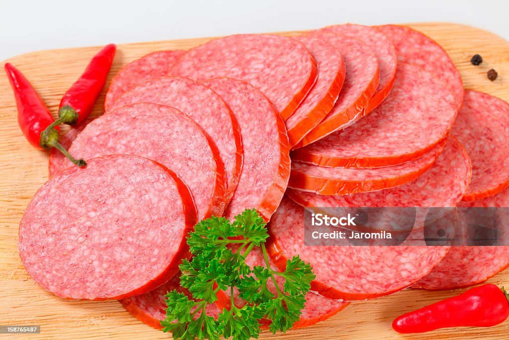 Salame affettato con spezie - Foto stock royalty-free di Morbidezza