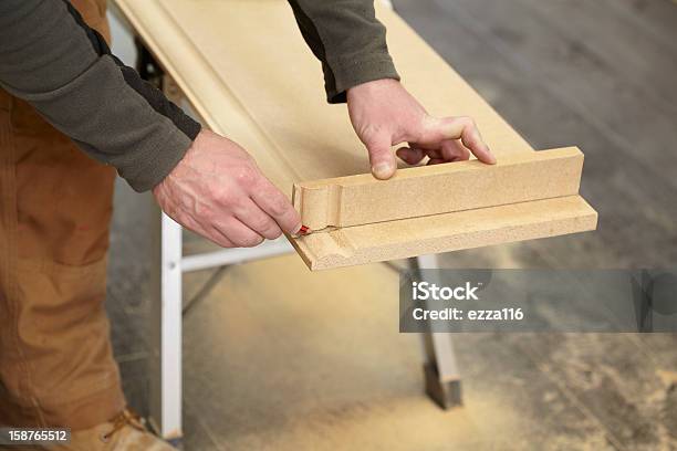 Photo libre de droit de Carpenter En Style Victorien Placard À Latelier banque d'images et plus d'images libres de droit de En bois - En bois, Menuiserie, Hommes