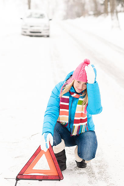 woman て車冬警告トライアングルブレークダウン - car winter road reflector snow ストックフォトと画像