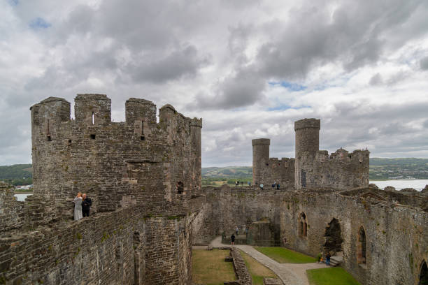 castello di conwy costruito da edoardo i, durante la sua conquista del galles, tra il 1283 e il 1287 - wales town of wales welsh flag welsh culture foto e immagini stock