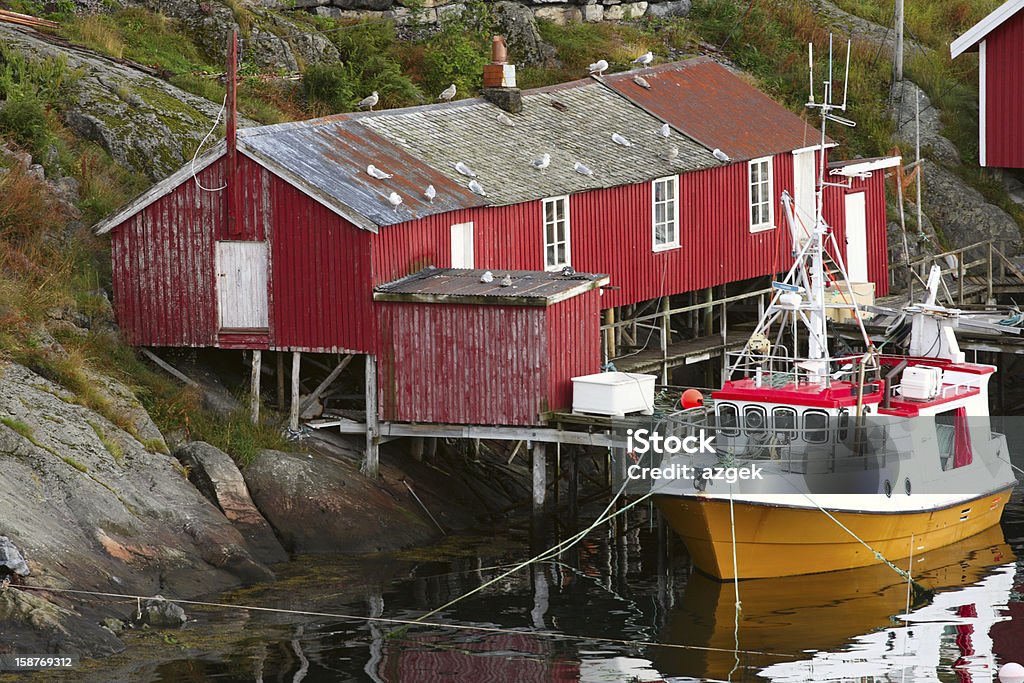 rorbu e o fishermans navio - Foto de stock de Aldeia royalty-free