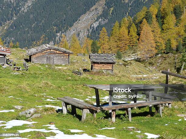 Mesa De Madera Y Las Cabañas En Otoño Foto de stock y más banco de imágenes de Valle de Lech - Valle de Lech, Aire libre, Alpes Europeos