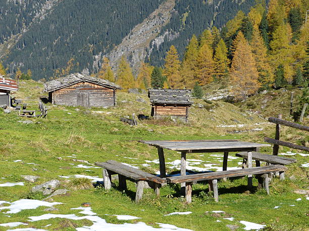 tavolo in legno e cottage in autunno - arlberg mountains ötztal switzerland erholung foto e immagini stock