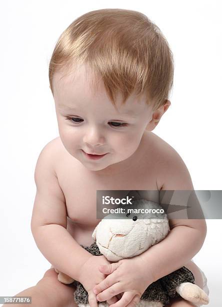 Портрет Baby Мальчик На Белом Фоне — стоковые фотографии и другие картинки 6-11 месяцев - 6-11 месяцев, Белый фон, Вертикальный
