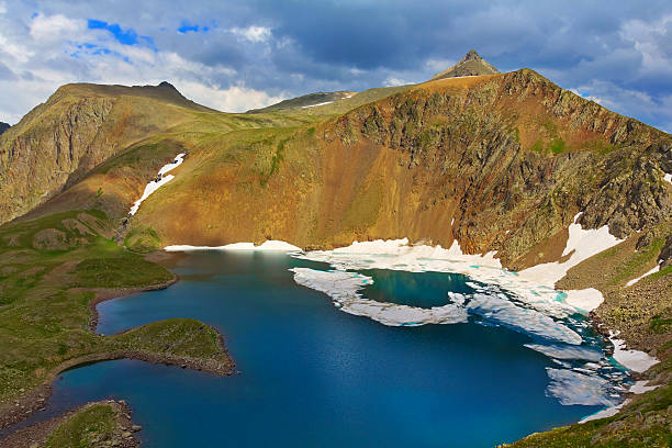 istock emerald lake in a mountain bowl at the evening 158772604