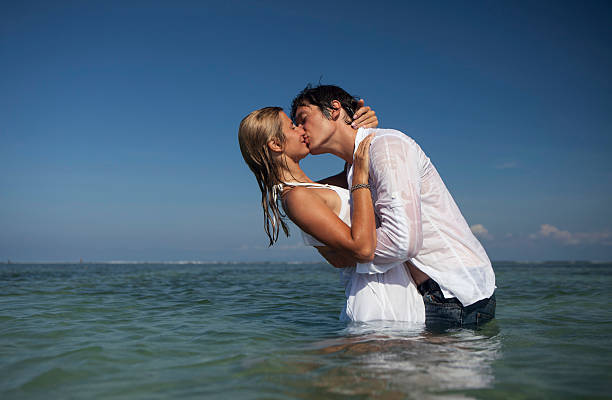 пара целовать - sexual activity couple sensuality heat стоковые фото и изображения