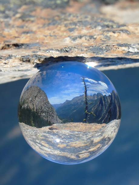 attraverso lo specchio - una sfera di vetro inverte l'orizzonte nel sito di osservazione del washington pass (5477'). - north cascades national park washington state northern cascade range mountain pass foto e immagini stock