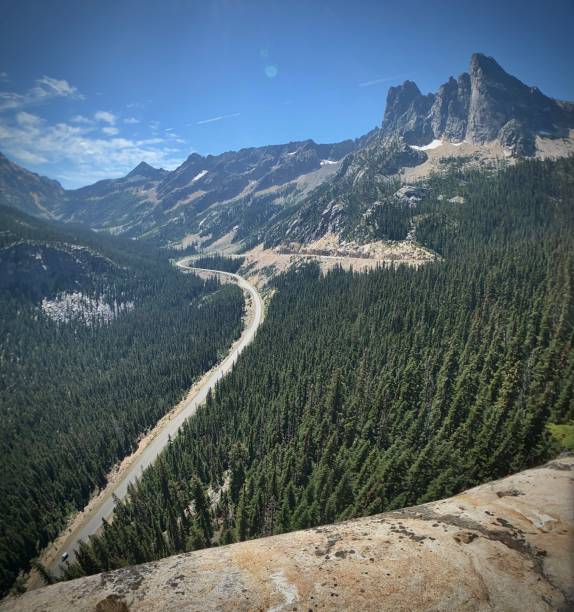 der blick auf den liberty bell mountain (7720') vom washington pass overlook trail - 1978 zum national recreation trail erklärt. - north cascades national park washington state northern cascade range mountain pass stock-fotos und bilder