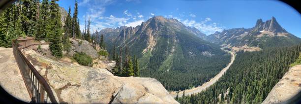 vista super grandangolare del sito di osservazione del washington pass (5477 ') vicino a mazama, washington. - north cascades national park washington state northern cascade range mountain pass foto e immagini stock