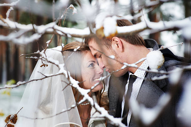 los amantes de la novia y novio vistazo a todas las demás - bride women standing beauty in nature fotografías e imágenes de stock