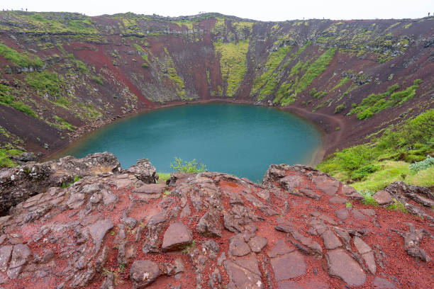 kerid - lago da cratera vulcânica localizado na área de grimsnes no sul da islândia - kerith - fotografias e filmes do acervo