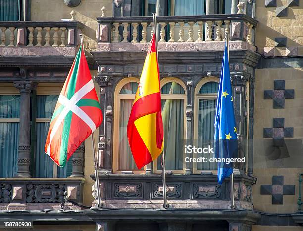 Bandiere Di Euskadi Spagna E Unione Europea - Fotografie stock e altre immagini di Bandiera - Bandiera, Comunità autonoma dei Paesi Baschi spagnoli, Ambientazione esterna