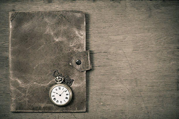 starý kožený zápisník grunge a kapesní hodinky na dřevěném stole - bronz slitina fotky - stock snímky, obrázky a fotky