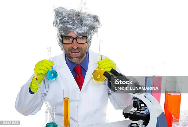 Photo libre de droit de Crazy Grand Dadais Scientifique Silly Homme De Laboratoire Chimique banque d'images et plus d'images libres de droit de Adulte