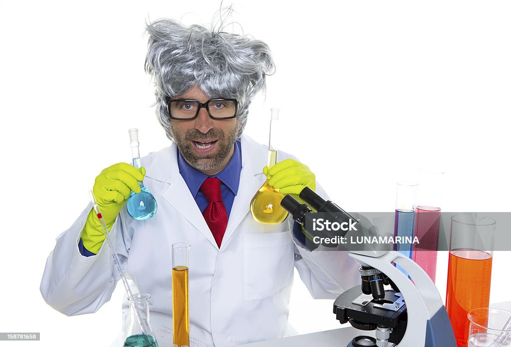 Uomo divertente pazzo nerd Scienziato nel laboratorio di chimica - Foto stock royalty-free di Adulto